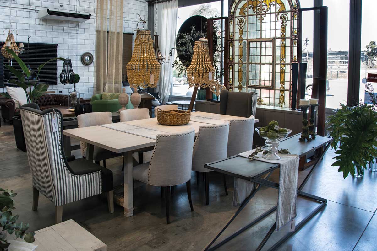 COMEDOR: armado con mesa rectangular de madera nativa, teñida; sillas laterales y silloncitos cabeceros tapizados con lino. Como apoyo, consola industrial, con patas diseño tijera